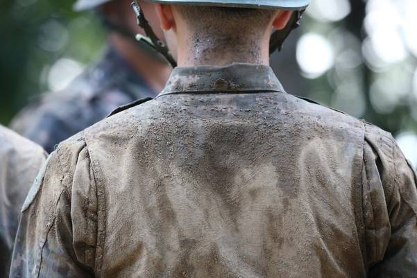 한 생도의 유격복이 흙과 땀 등으로 얼룩져 있다. 나머지 생도들 역시 마찬가지였다. /남강호 기자