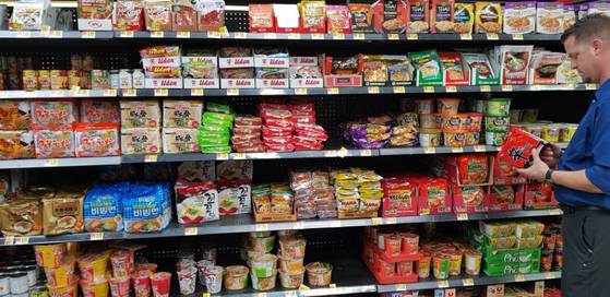 지난해 8월 농심의 대표 주자 신라면은 한국 식품 최초로 미국 월마트 4692개 전 점포에 입점할 수 있었다. 월마트가 미국 전역에서 판매하는 식품은 코카콜라와 네슬레ㆍ펩시ㆍ켈로그ㆍ하인즈 등 세계적인 식품 브랜드뿐이다. 사진은 LA인근의 월마트 매장 라면코너. 최준호 기자