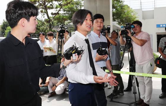 주진우 시사인 기자가 25일 오후 경기도 성남시 분당경찰서에서 이재명 경기도지사의 ‘여배우 스캔들’과 관련해 참고인 신분으로 조사를 받기위해 출석하며 취재진의 질문에 답하고 있다. 이번 조사는 김영환 전 국회의원이 지난달 이재명 지사를 고발한 데 따른 참고인 조사다. 뉴스1