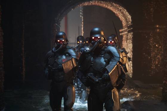 '인랑'은 늑대로 불린 인간병기란 뜻. 특기대 내부에 존재하는 암살부대를 일컫는다. [사진 워너브러더스 코리아]