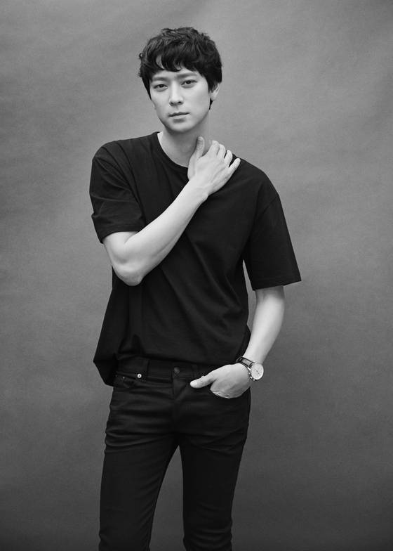 '인랑' 주연배우 강동원(37)을 영화 개봉을 하루 앞둔 24일 서울 삼청동 카페에서 만났다. [사진 워너브러더스 코리아]