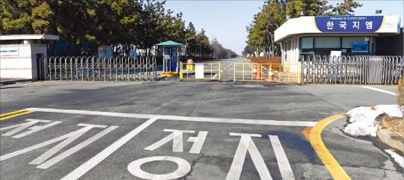 < 문 닫힌 한국GM 군산공장 > 한때 하루 수천여 명의 직원이 오갔던 한국GM 군산공장 정문이 바리케이드로 굳게 잠겨 있다. /임동률 기자