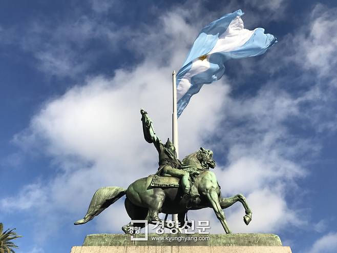 대통령궁인 카사 로사다(Casa Rosada) 앞을 지키고 선 아르헨티나의 독립영웅 산 마르틴 장군의 동상.