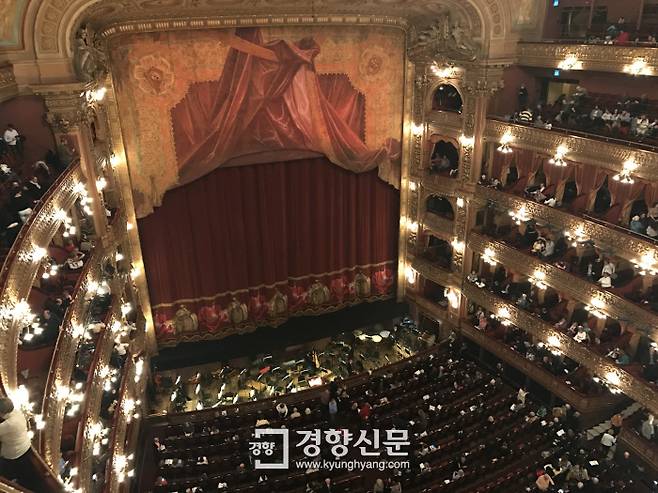 콜론 극장은 소리의 울림을 키우고 반사율을 높이기 위해 내부 인테리어에 독특한 곡선 형태를 적용하고 유럽에서 수입한 최고급 건축 자재를 사용했다.