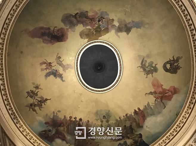 1차대전 후에 찾아온 평화와 번영을 상징하는 천장화에는 그리스 신화의 아테나 여신과 올리브나무 가지를 부리에 문 비둘기, 아기천사 등이 그려져 있다