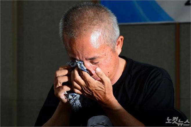 24일 오전 서울 서대문구 법무법인 지평에서 열린 ‘삼성전자-반올림-조정위원회 제2차 조정(중재)재개를 위한 중재합의서 서명식’ 에 참석한 반올림 황상기 대표(왼쪽)가 인사말 중 눈물을 흘리고 있다. 황진환기자