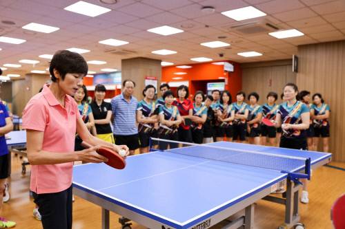 현정화(왼쪽)이 원포인트 레슨을 하고 있다.