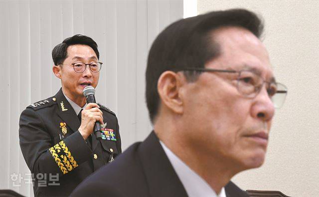 송영무 국방부 장관이  24일 오후 서울 여의도 국회에서 열린 국방위원회 전체회의에 참석해 이석구 국군기무사령부 기무사령관(뒷줄)과 의원들의 질의 답변을 듣고 있다. 배우한 기자