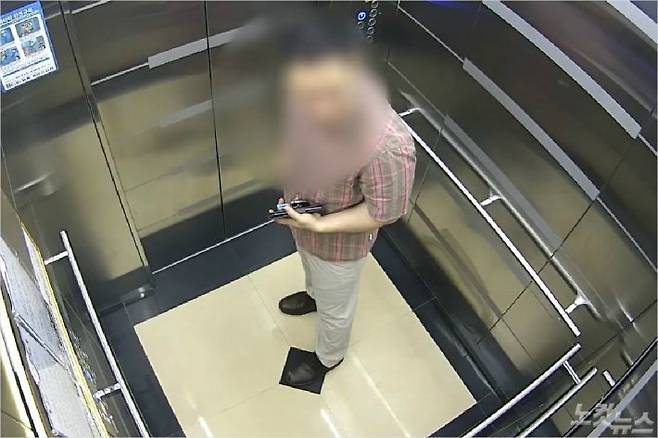 지난달 2일 범행 직전 아파트 엘레베이터에 탑승한 피의자 모습. <사진=제주지방경찰청 제공>