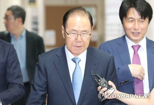 법정 향하는 'MB 집사' 김백준 (서울=연합뉴스) 김주성 기자 = 이명박 전 대통령이 국가정보원에서 특수활동비를 상납받는 데 관여한 혐의로 재판에 넘겨진 'MB 집사' 김백준 전 청와대 총무기획관이 26일 오후 서초구 서울중앙지법에서 열린 1심 선고공판에 출석하고 있다.       utzza@yna.co.kr