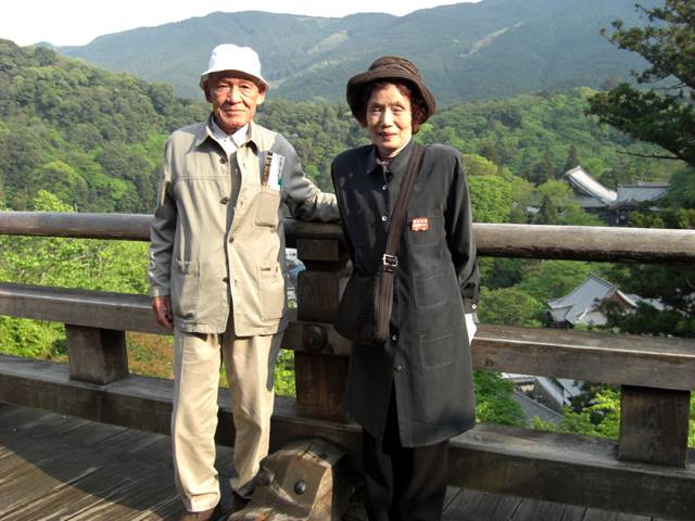 7일 일본 오카야마현 구라시키시에 쏟아진 폭우로 집 안으로 물이 쏟아져 들어오는 와중에도 마지막 순간까지 남편 니시하라 도시노부 씨를 지켜주었던 아내 니시하라 아키코 씨. 유족 제공