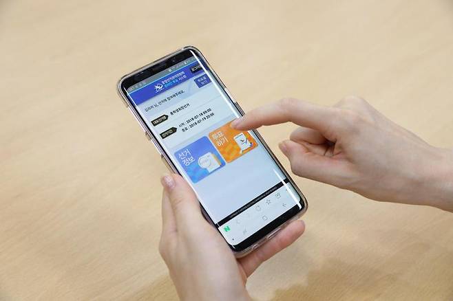 모바일 투표를 하는 모습. 중앙선관위 제공