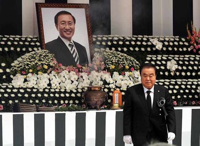 27일 오전 국회에서 열린 고 노회찬 정의당 원내대표의 영결식에서 문희상 국회의장이 헌화·분향한 뒤 자리로 가고 있다.강창광 기자 chang@hani.co.kr.
