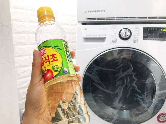식초를 세탁 헹굼 과정에 넣으면 옷에서 나는 퀴퀴한 악취가 없어진다.