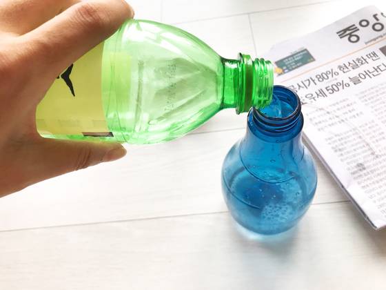 휘발성이 강한 소주를 분무기에 담아 옷에 뿌려주면 냄새를 없앨 수 있다.