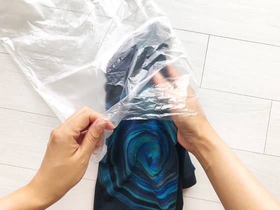 소주를 충분히 뿌린 뒤 비닐봉지에 넣는다.