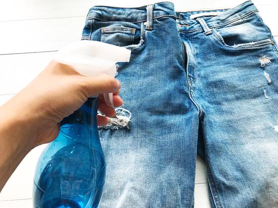두꺼운 청바지의 퀴퀴한 냄새를 없애려면 먼저 소주를 뿌려 밑작업을 해놓는다.