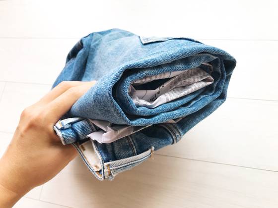 다 접으면 이런 모양이다. 천과 천 사이에 신문지가 끼어 있다.