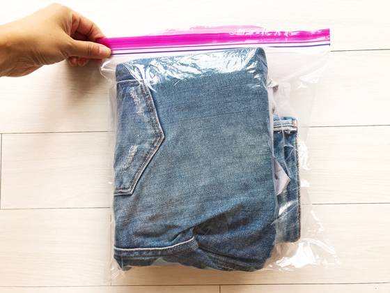 이 상태로 비닐 지퍼백에 넣어 밀봉한다.