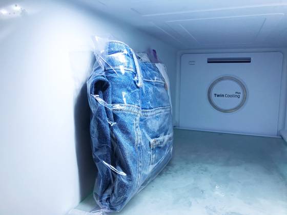 밀봉한 상태로 냉동실에 반나절 정도 넣어 뒀다가 꺼내 세탁기로 다시 한 번 세탁한다.