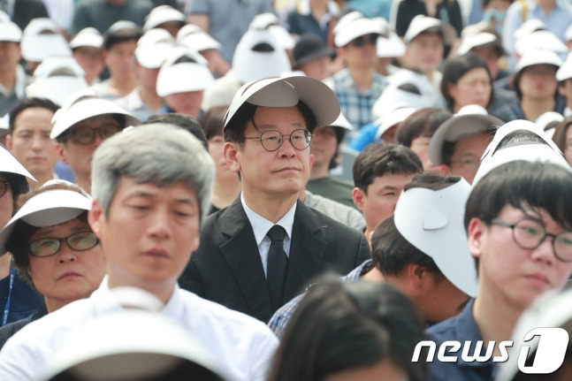 이재명 경기도지사가 27일 오전 서울 여의도 국회에서 열린 고(故) 노회찬 정의당 원내대표 국회장 영결식에 참석했다. /사진=뉴스1