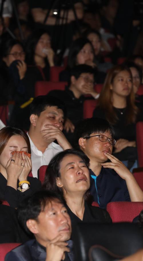 26일 고 노회찬 정의당 원내대표 추모제가 열린 연세대 대강당에서 추모객들이 추모영상을 보며 눈물을 흘리고 있다. 연합뉴스