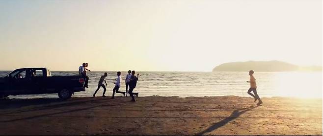 마지막으로 다 함께 행복한 시간을 보냈던 바다. 차원이 반복될 때마다 이 바다가 등장한다. - 빅히트 엔터테인먼트 공식 유튜브 캡처