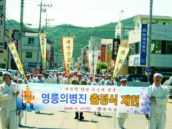 1982년 3·1절 특집극 <태백산 호랑이 신돌석>은 양반유생 출신과 달리 근대사에서 묻혀 있던 서민 출신 의병대장을 처음으로 발굴해 알렸다. 사진은 2008년 6월12일 영덕군에서 열린 신돌석 의병장군 탄신 100주년 기념 ‘영릉(영덕·강릉)의병진 출정식 재현’ 행렬. <한겨레> 자료사진