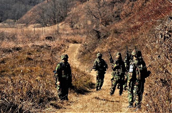 비무장지대 내부에는 수색정찰을 비롯해 경계작전을 위해 만든 길이 곳곳에 있다. 이런 길들은 너비 2m 남짓 되고 지뢰를 제거해 장병들이 안전하게 다닐 수 있다. 서재철 제공