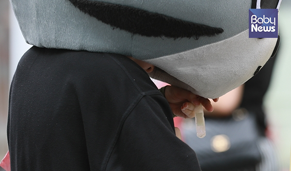 "손가락 밴드 붙이는 아르바이트생" 최대성 기자 ⓒ베이비뉴스