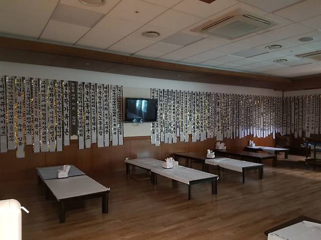 노동조합 등에서 노회찬 의원 빈소에 보낸 근조 화환 리본들이 옆방까지 빼곡하게 늘어서 있다.