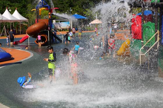 경기도 곳곳에 물놀이를 즐길 만한 수영장이 많다. 서울을 떠나 여행 기분도 느낄 수 있는 여행지다. [사진 경기관광공사]