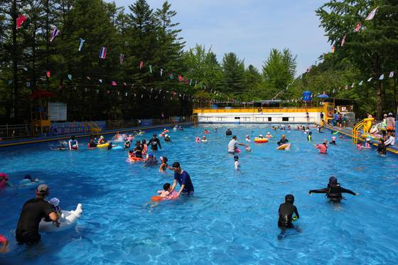 경기도 광주 금원수목원 안에 있는 수영장. 수영장 옆에서 취사도 가능하다. [사진 경기관광공사]