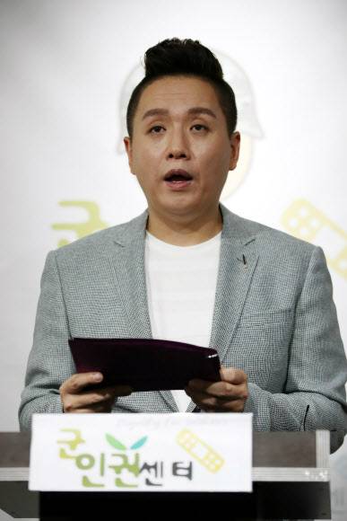 30일 임태훈 군인권센터 소장은 기무사가 대통령과 국방부장관 통화까지 감청하고 민간인 개인정보를 불법적으로 수집했다며 해체를 요구하고 있다. 연합뉴스