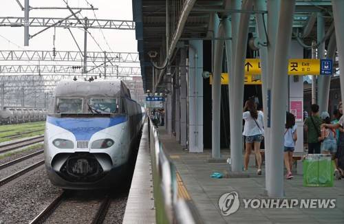 인천공항행 KTX 고장 (서울=연합뉴스) 김인철 기자 = 31일 오전 부산역을 출발해 인천국제공항역으로 향하던 KTX 열차가 원인을 알 수 없는 고장으로 디지털미디어시티(DMC)역과 김포공항 사이 선로에 멈춰섰다. 이 사고로 서울역∼인천공항역 하행선 구간의 공항철도 운행이 1시간 넘게 지연됐다가 오전 9시 20분께부터 정상 운행을 재개했다. 사진은 이날 수색역에 정차해 있는 해당 KTX 고장 열차. 2017.7.31 yatoya@yna.co.kr (끝)