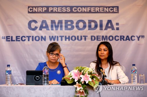 인도네시아에서 캄보디아 총선 비판하는 CNRP 부대표(왼쪽)[로이터=연합뉴스]