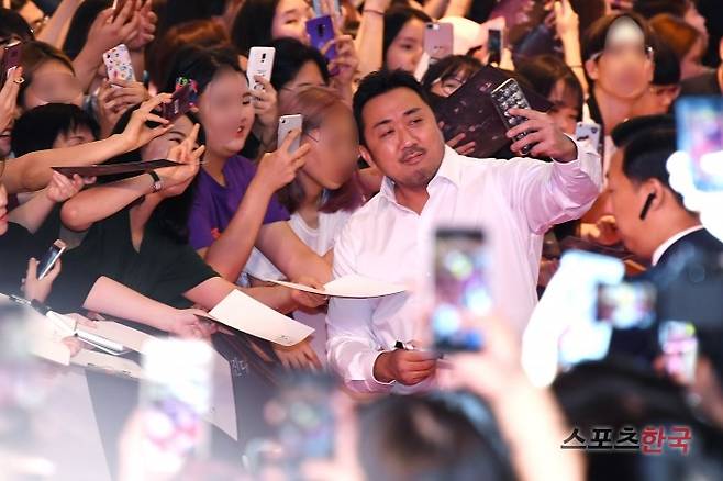 영화 '신과 함께-인과 연'(감독 김용화) 레드카펫 행사에 참석하고 있는 배우 마동석. 사진=장동규 기자 jk31@hankooki.com