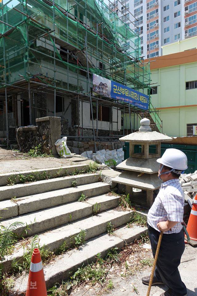 [저작권 한국일보]김현수 한국저신장장애인협회 회장이 26일 오후 자신의 건축사무소가 전북 군산시로부터 의뢰받은 일제강점기 시장 관사(부윤사) 복원 사업 현장을 둘러보고 있다. 조원일 기자