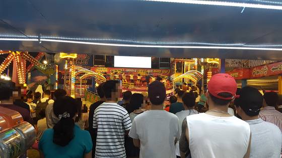 월미도 놀이공원 내에 있는 놀이시설 중 디스코 팡팡이 가장 인기가 높다. 사진은 디스코 팡팡을 관람하는 관광객들. 임명수 기자