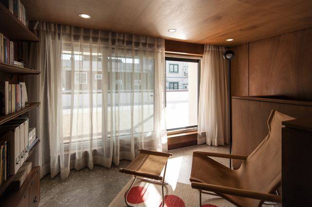 3평짜리 다락은 미니 서재로 탈바꿈했다. 사진=텍스처 온 텍스처 제공