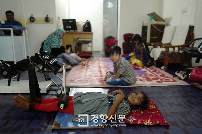 장애아 수와디 코디(9)가 보팔 초윽시 나가르의 대로변에 있는 친가리 재활센터에서 친구들과 함께 물리치료를 받고 있다.