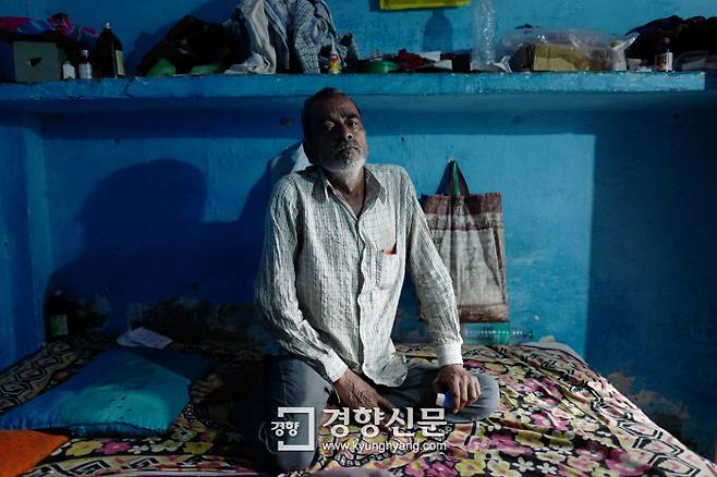 보팔 참사로 폐가 손상돼 삼바브나 트러스트 클리닉에서 20여년째 통원 치료를 받고 있는 참사 생존자 압둘 칼람(60)이 자신의 집에서 숨을 거칠게 몰아쉬고 있다.  보팔(인도) | 허진무 기자 imagine@kyunghyang.com