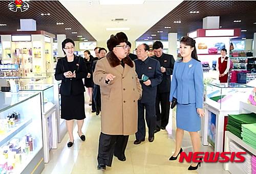2016년 김정은 위원장과 부인 리설주 여사 등이 미래상점 등을 둘러보고 있다. /사진=조선중앙TV 캡쳐, 뉴시스