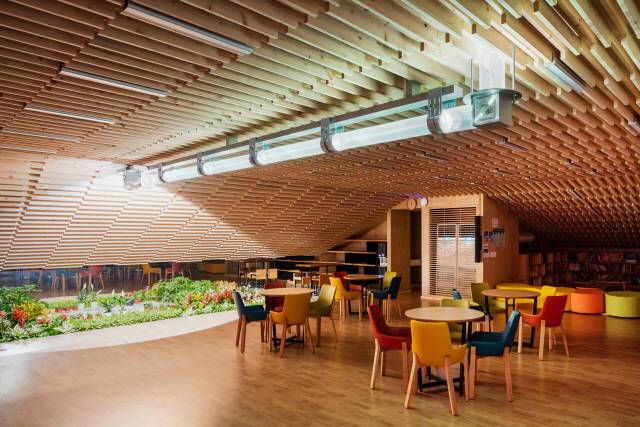 다락옥수 실내공간에는 고가도로 밑 부족한 태양광을 확보하기 위해 태양 궤도에 따라 반사경 시스템을 갖춰 도시 농업 공간을 만들었다. /사진제공=조진만 건축사사무소, 신경섭 사진작가