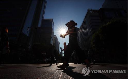 이른 아침부터 시작된 폭염 (서울=연합뉴스) 김인철 기자 = 낮 최고기온이 35도 이상 오르며 역대 최고기온을 경신할 것으로 보이는 1일 오전 서울 광화문 세종로에서 출근길 시민들이 뜨거운 태양을 피해 발걸음을 옮기고 있다. 2018.8.1      yatoya@yna.co.kr