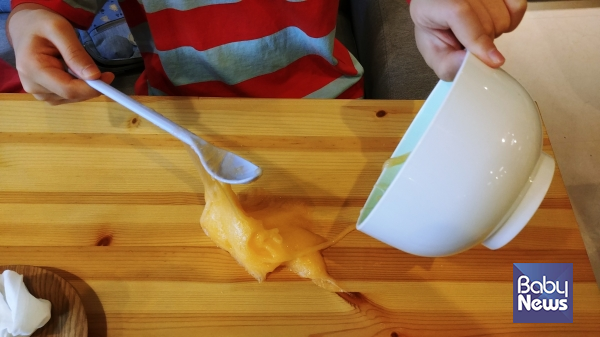 슬라임을 만드는 큰아이.&nbsp;ⓒ최은경