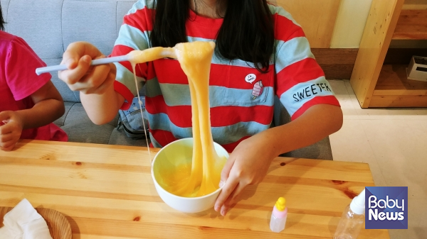 점성을 테스트해보고 있다.&nbsp;ⓒ최은경