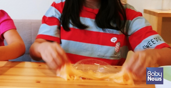 바풍(바닥풍선)을 만든 큰아이.&nbsp;ⓒ최은경