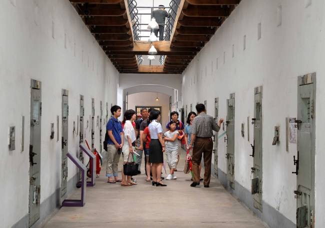 An inner corridor of a prison building (Park Hyun-koo/The Korea Herald)