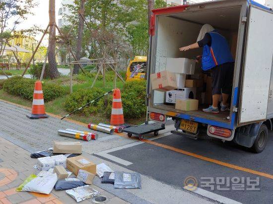 택배를 정리하고 있는 A씨.